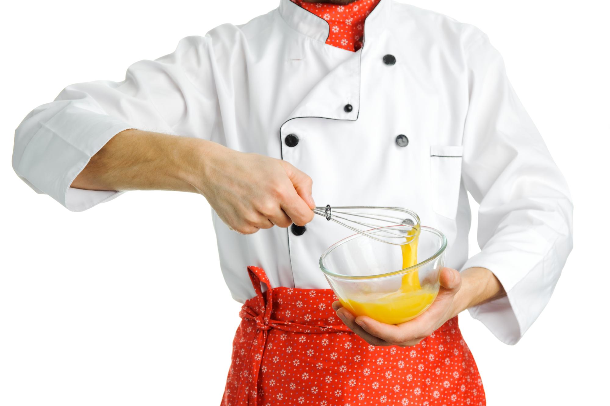 Chef che prepara un piatto in una cucina luminosa